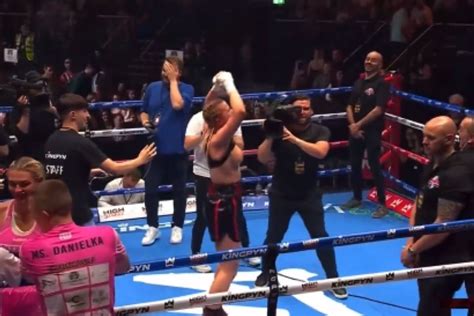 daniella hemsley flashes the crowd|Kingpyn Boxing video: Daniella Hemsley flashes fans。